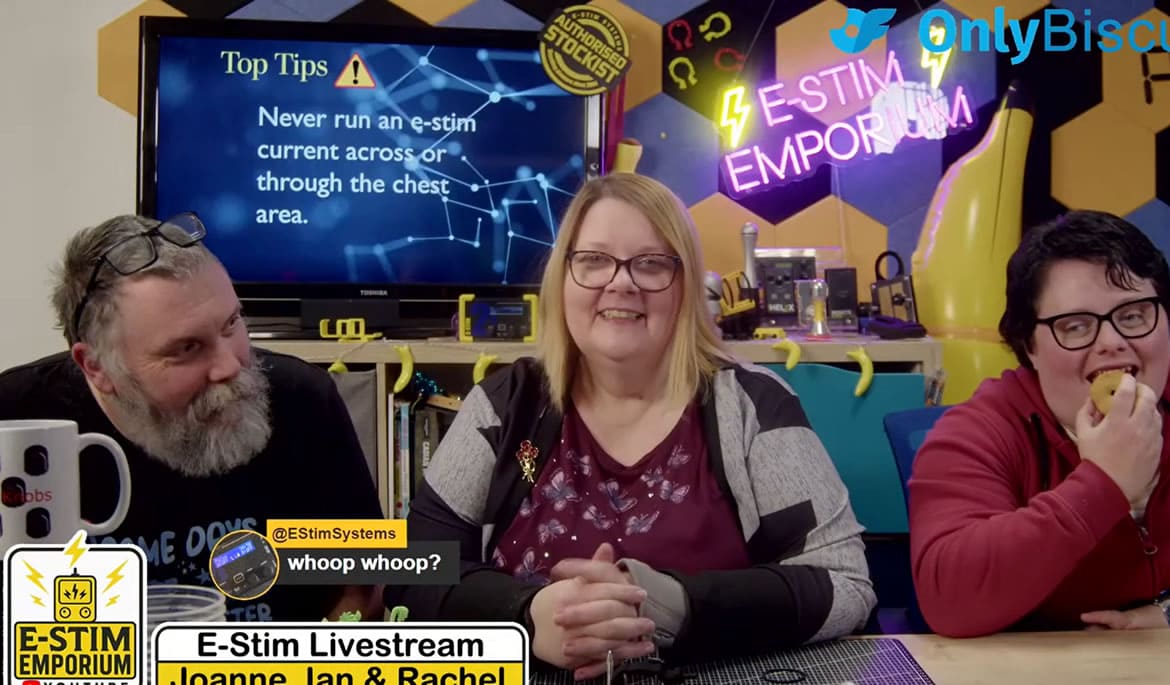 Three people sitting in front of a screen with 'E-Slim' branding and text doing a livestream